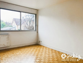 Vente
Au pied de la mairie et du RER A