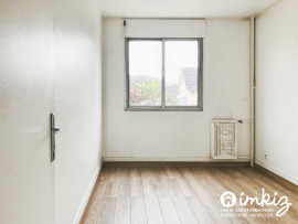 Vente
Au pied de la mairie et du RER A