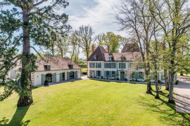 
                                                                                        Vente
                                                                                         AUVERGNE ELEGANT MANOIR du XVIII éme Meublé et décoré