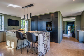 
                                                                                        Vente
                                                                                         AUVERGNE ELEGANT MANOIR du XVIII éme Meublé et décoré