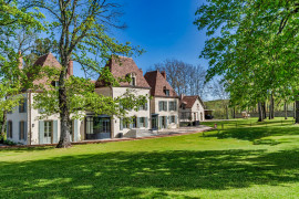
                                                                                        Vente
                                                                                         AUVERGNE ELEGANT MANOIR du XVIII éme Meublé et décoré