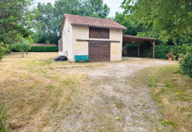 
                                                                                        Vente
                                                                                         Batisse en pierre grands volumes et grand terrain