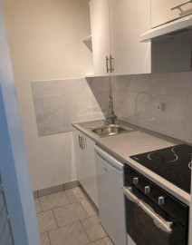 
                                                                                        Location
                                                                                         Beau F1 entièrement rénové de 32m² et très calme