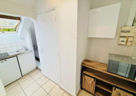 
                                                                                        Location
                                                                                         Beau F2 meublé et refait à neuf 27m²