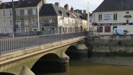 Location
beau local commercial vue sur port