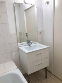 
                                                                                        Location
                                                                                         Beau studio 19m² rénové + place de parking