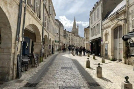 
                                                                                        Location
                                                                                         Beau studio à louer en bail courte durée