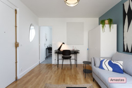 Location
Beau studio avec cuisine séparée