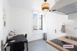 Location
Beau studio avec cuisine séparée