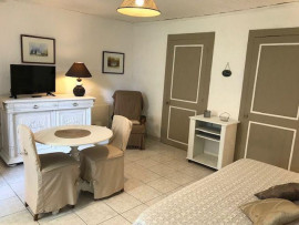 
                                                                                        Location
                                                                                         Beau studio meublé dans belle maison de caractère.