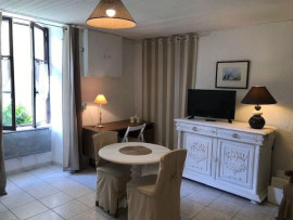
                                                                                        Location
                                                                                         Beau studio meublé dans belle maison de caractère.