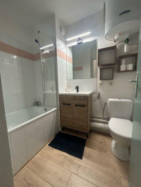 
                                                                                        Location
                                                                                         Beau studio meublé et rénové 22m²