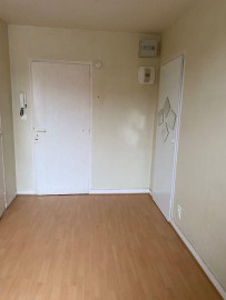 
                                                                                        Location
                                                                                         Beau studio non meublé 21m²