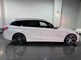 Voiture
                                                                                BMW 3 SERIES 2.0 320d MHT M Sport Touring 5dr Diesel Hybrid Auto Euro 6 (s/s) (190 ps)