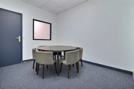 
                                                                                        Location
                                                                                         Bureaux privé, cuisine et salle de réunion