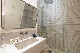 
                                                                                        Vente
                                                                                         Cannes Bas Carnot appartement 3 pièces au calme parfait état meublé