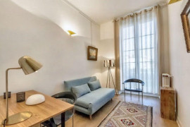 
                                                                                        Location
                                                                                         Centre ville, très clair, vue dégagée, rénové