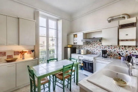 
                                                                                        Location
                                                                                         Centre ville, très clair, vue dégagée, rénové