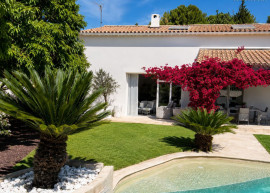 
                                                                                        Vente
                                                                                         CEYRESTE–Propriété de caractère vue mer–Piscine