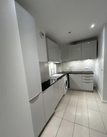 
                                                                                        Colocation
                                                                                         Chambre avec douche disponible immédiatement