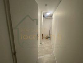 Location
Chambre dans un superbe appartement meublé et rénové dans une belle résidence de standing.