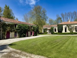 
                                                                                        Vente
                                                                                         CHARENTE MARITIME MANOIR DE CHARME 20 HA RIVIERE