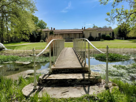 
                                                                                        Vente
                                                                                         CHARENTE MARITIME MANOIR DE CHARME 20 HA RIVIERE