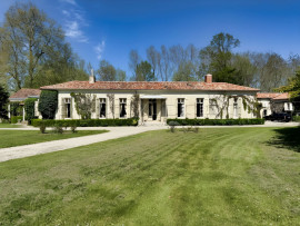 
                                                                                        Vente
                                                                                         CHARENTE MARITIME MANOIR DE CHARME 20 HA RIVIERE