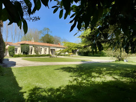 
                                                                                        Vente
                                                                                         CHARENTE MARITIME MANOIR DE CHARME 20 HA RIVIERE