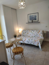 
                                                                                        Location
                                                                                         Charmant petit studio meublé et équipé.