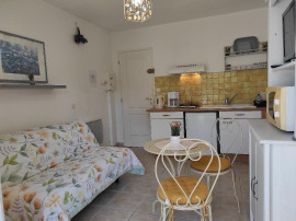 
                                                                                        Location
                                                                                         Charmant petit studio meublé et équipé.