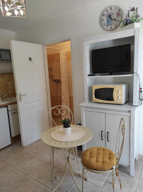 
                                                                                        Location
                                                                                         Charmant petit studio meublé et équipé.