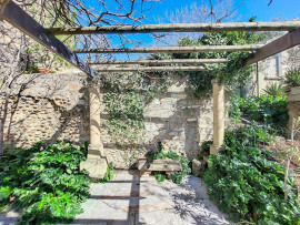 
                                                                                        Vente
                                                                                         Châteauneuf de Gadagne - Maison 4 pièces, 3 chambres, terrasse, jardin et garage - A RENOVER