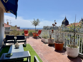 
                                                                                        Vente
                                                                                         Cimiez Historique – Dernier étage avec terrasse circulaire, vue mer et palais Belle Époque