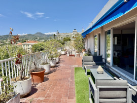 
                                                                                        Vente
                                                                                         Cimiez Historique – Dernier étage avec terrasse circulaire, vue mer et palais Belle Époque