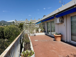 
                                                                                        Vente
                                                                                         Cimiez Historique – Dernier étage avec terrasse circulaire, vue mer et palais Belle Époque