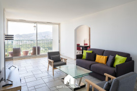 
                                                                                        Location
                                                                                         Collines du Roy