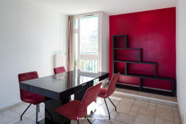 
                                                                                        Location
                                                                                         Collines du Roy