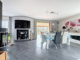 
                                                                                        Vente
                                                                                         CONDE SUR VIRE maison avec hangar 