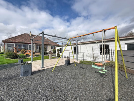 
                                                                                        Vente
                                                                                         CONDE SUR VIRE maison avec hangar 