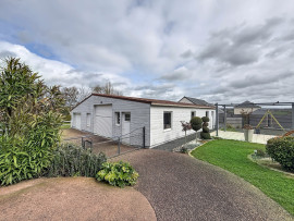 
                                                                                        Vente
                                                                                         CONDE SUR VIRE maison avec hangar 