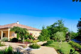 
                                                                                        Vente
                                                                                         DEMEURE DE STANDING EN PERIGORD NOIR 1 ha