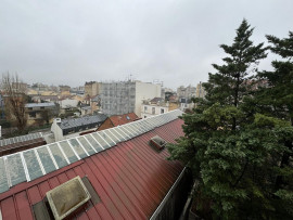 Location
                                                                                Dernier étage avec vue dégagée