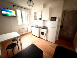 Location
                                                                                Dernier étage avec vue dégagée