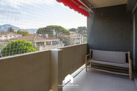 
                                                                                        Location
                                                                                         Design Saint Anne