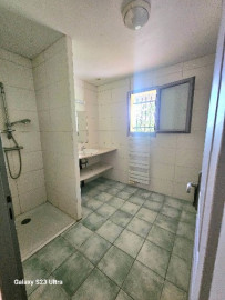
                                                                                        Vente
                                                                                         Deux maisons sur un terrain de 3000 m2 .