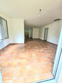 
                                                                                        Vente
                                                                                         Deux maisons sur un terrain de 3000 m2 .