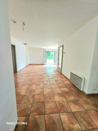 
                                                                                        Vente
                                                                                         Deux maisons sur un terrain de 3000 m2 .