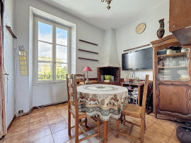 
                                                                                        Vente
                                                                                         Deuxième et dernier étage d'une petite maison à rénover située au coeur de Cimiez