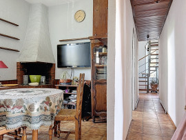 
                                                                                        Vente
                                                                                         Deuxième et dernier étage d'une petite maison à rénover située au coeur de Cimiez